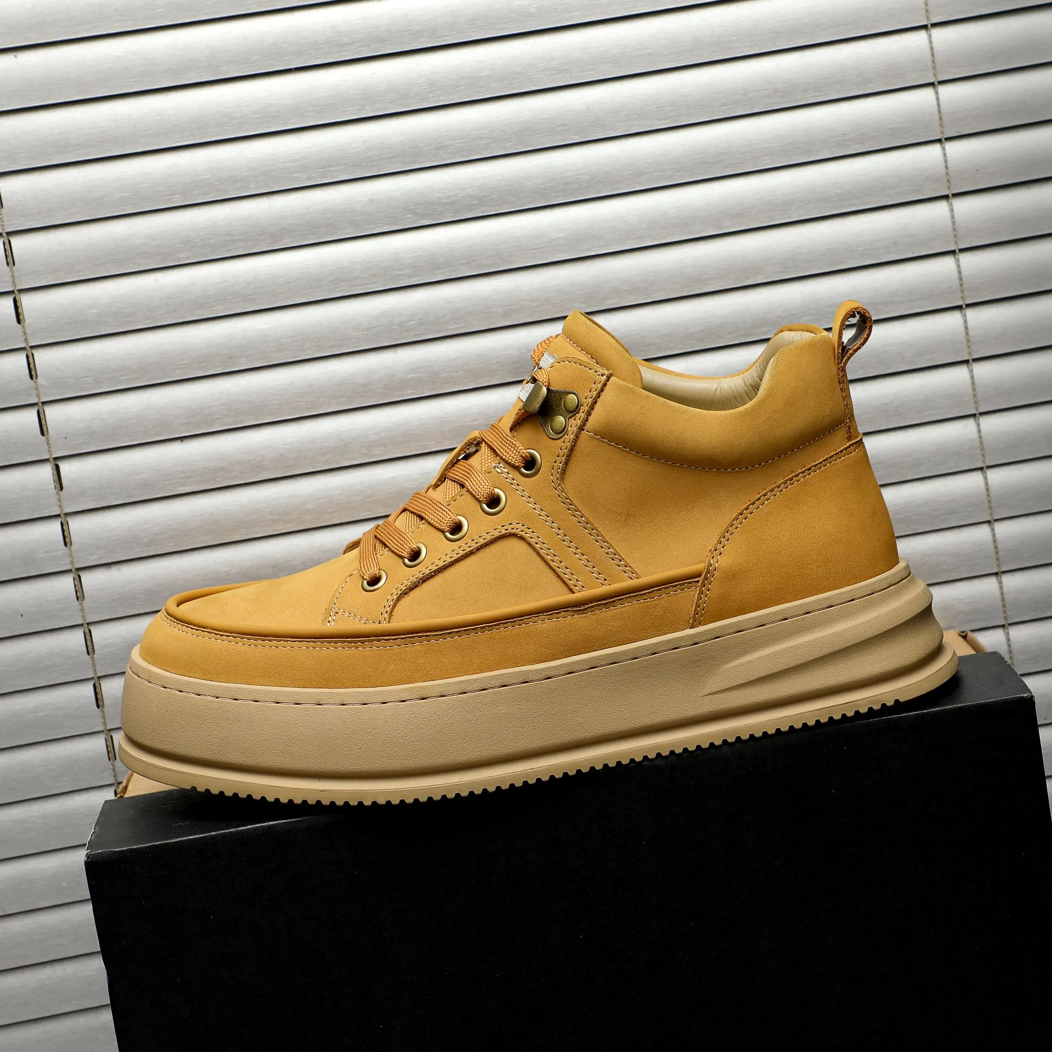 P620 Product trademark: "UGG" Gaobang men's shoes Regular size: 39-44 Product materials: Selected suede cowhide upper, wool lining, original outsole
